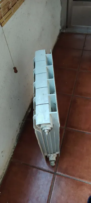 Radiador blanco de metal y plástico