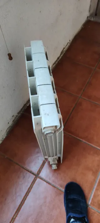 Radiador blanco de metal y plástico