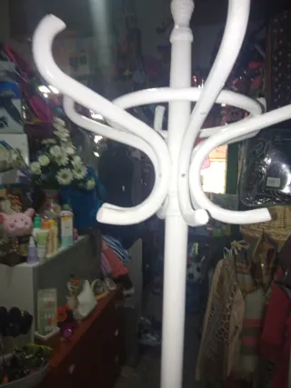 Perchero blanco antiguo