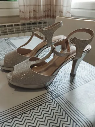 Zapatos de tacón plateados abiertos