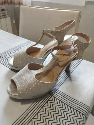 Zapatos de tacón plateados abiertos