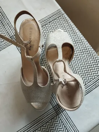 Zapatos de tacón plateados abiertos