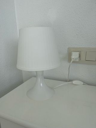 Lámpara de mesa blanca. Una o dos