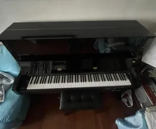 Piano negro con banqueta. Marca KAWAI