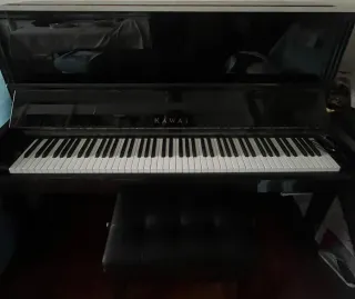 Piano negro con banqueta. Marca KAWAI