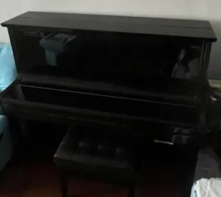 Piano negro con banqueta. Marca KAWAI