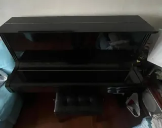 Piano negro con banqueta. Marca KAWAI