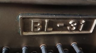 Piano negro con banqueta. Marca KAWAI