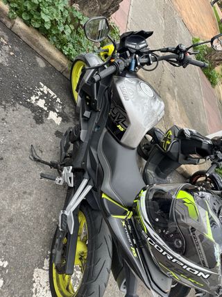UM XTREET RS 125 Negra y Amarilla