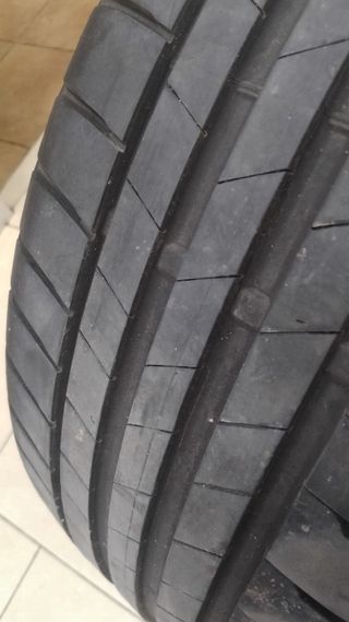 Bridgestone 225/40R19 93W