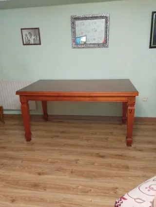 Mesa de comedor de madera