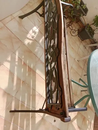 Banco de madera y metal con rosas