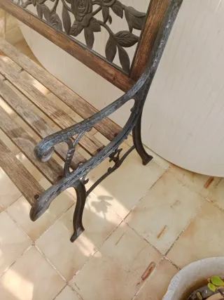 Banco de madera y metal con rosas