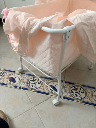 Moisés de juguete rosa bebé