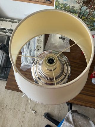 Lámpara de mesa redonda dorada