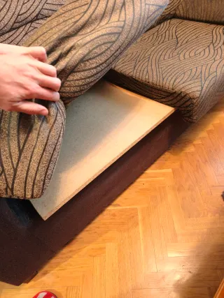 Sofá de tela marrón con estampado