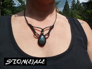 Girocollo in macrame e labradorite