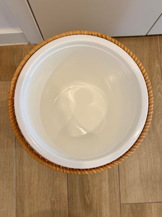 Cubitera grande de ratán con pinzas