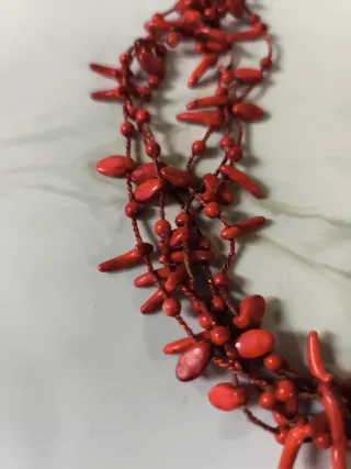 Gargantilla de bisutería roja