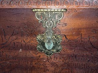 Baúl de madera tallado