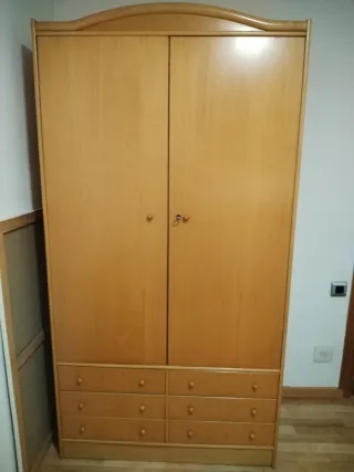 Guardaroba in legno con 2 ante e 6 cassetti