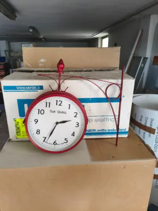 Orologio da parete Train Terminal rosso