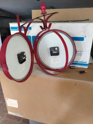 Orologio da parete Train Terminal rosso