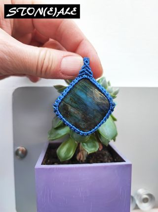 Collana con ciondolo in macrame con labradorite