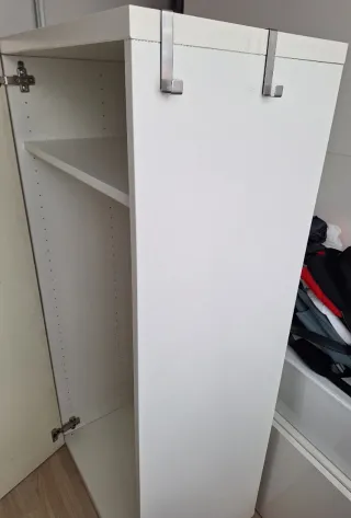 Mueble blanco con baldas