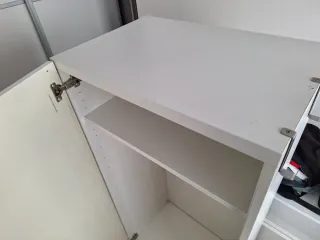 Mueble blanco con baldas