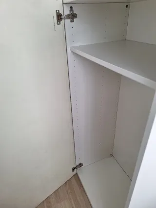 Mueble blanco con baldas