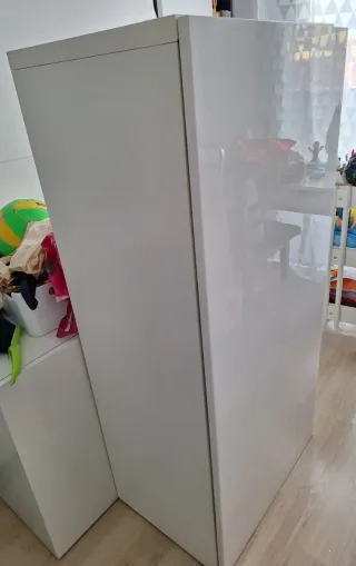 Mueble blanco con baldas