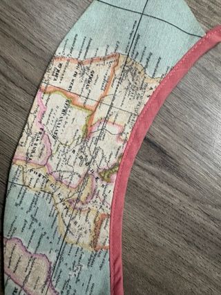 Collar tela mapa mundi cuello