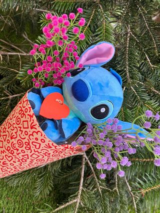 Peluche Stich con Ramo de Flores y Corazón