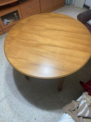 Mesa de salón de madera