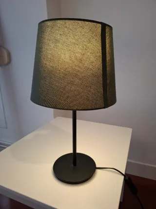 Lámpara de mesa verde y negra