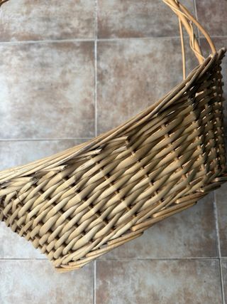 Cesto de mimbre con asa