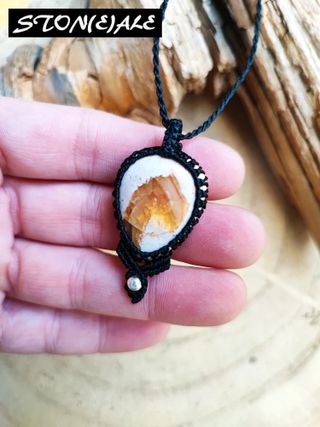 Collana con ciondolo in macrame con opale di fuoco