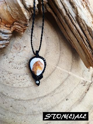 Collana con ciondolo in macrame con opale di fuoco
