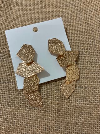 Pendientes largos dorados con textura