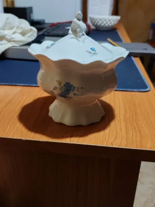 Cerámica con flores azules