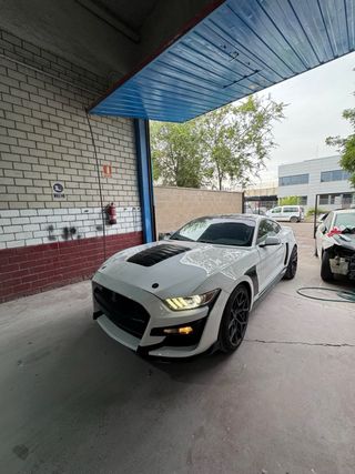 Restauración del vehículo chapa y pintura