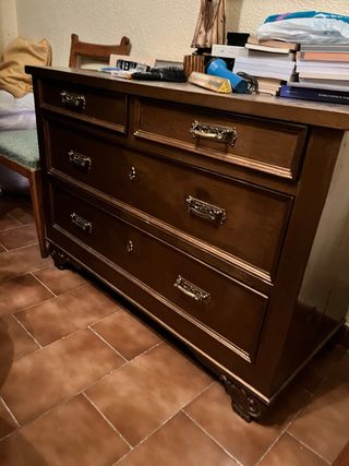 Mueble de madera con cajones y espejo