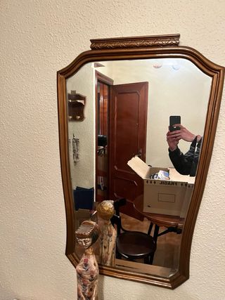 Mueble de madera con cajones y espejo