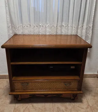Mesa de madera y mimbre