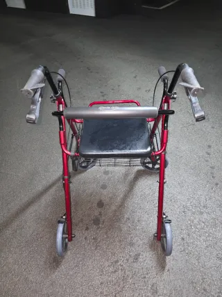 Silla para mayores doble uso.