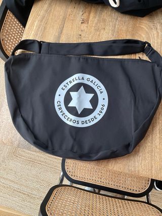 Estrella Galicia. Mochila bandolera negra. Nueva