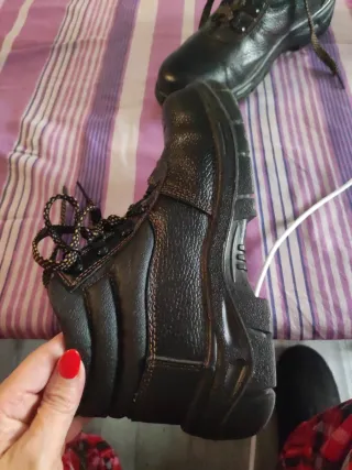 Botas de trabajo negras solo una puesta 41