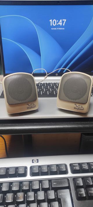 Mini casse acustiche beige/grigie con filo