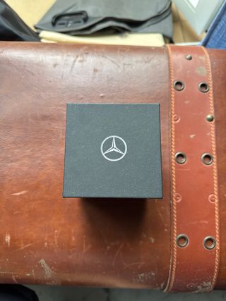 Reloj Mercedes-Benz Negro y Rojo